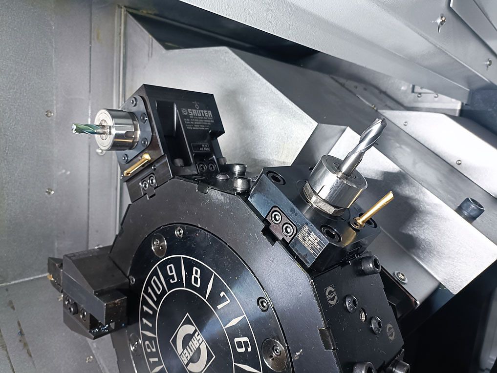 Torno CNC TS-2M com ferramenta acionada e torre automática