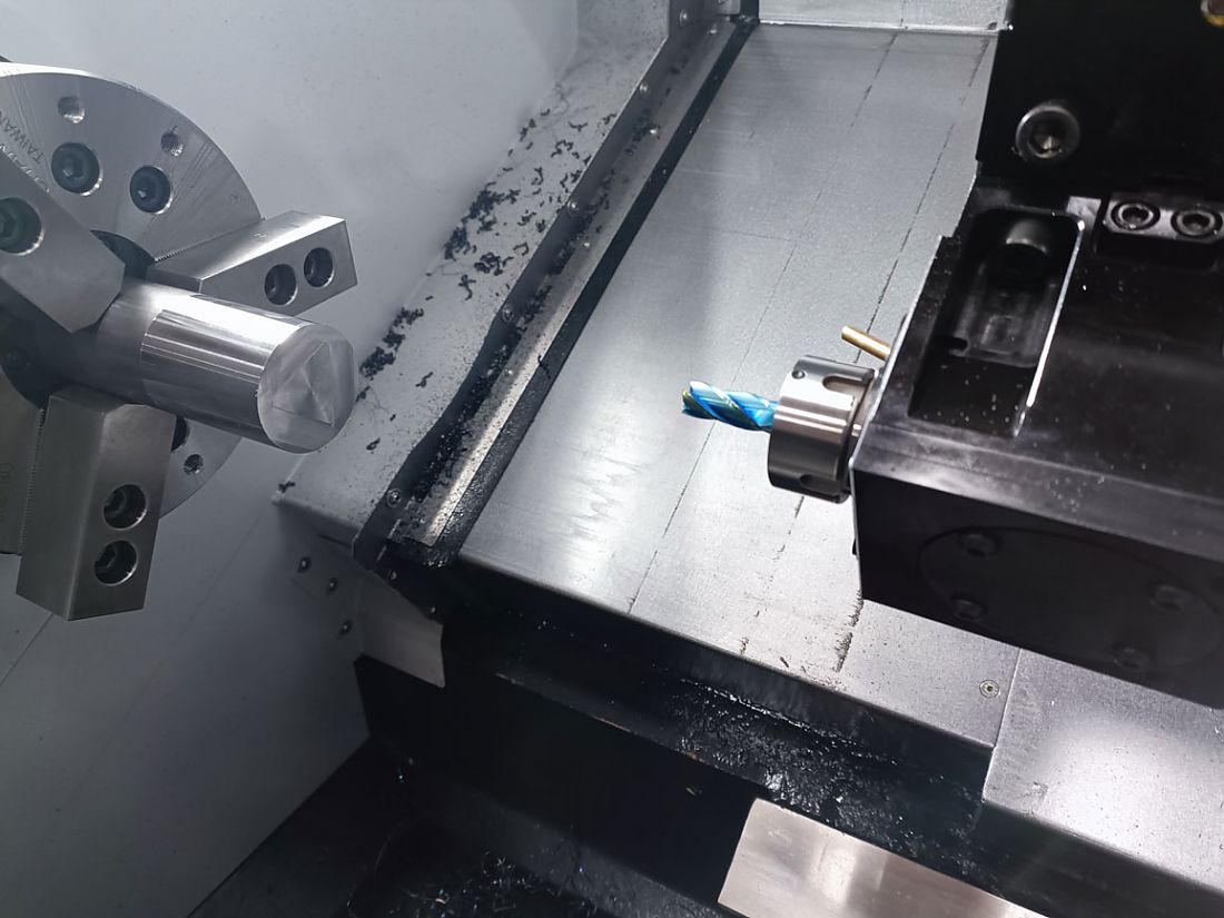 Torno CNC TS-2M com ferramenta acionada e torre automática