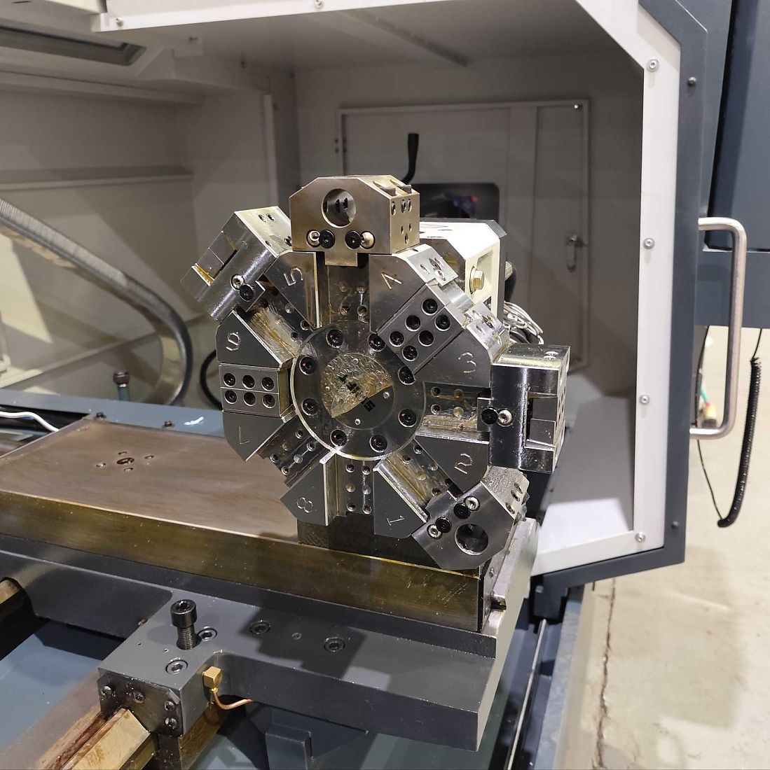 Torno CNC com barramento paralelo Travis TT-3S | CIMHSA Brasil