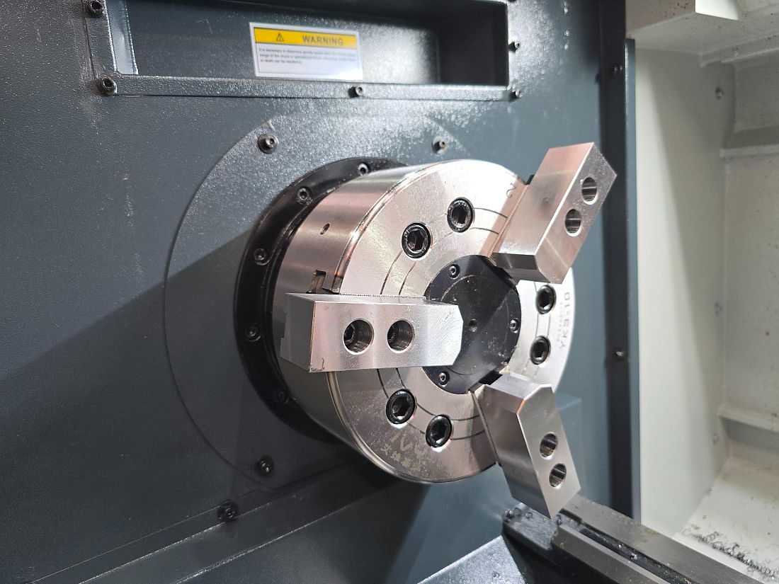 Torno CNC com barramento paralelo Travis TT-2S | CIMHSA Brasil